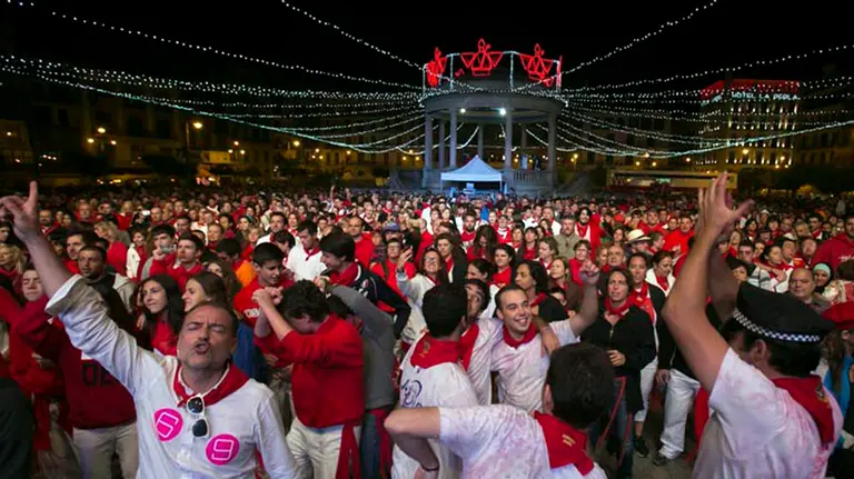 Un momento de un concierto en la Plaza del Castillo en plenos Sanfermines
