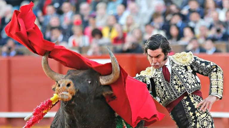 El diestro Morante de la Puebla en el segundo de su lote en la corrida de abono de la Feria de Abril de este martes.