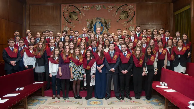 Alumnos de la Universidad de Navarra que han participado en las becas que se han graduado este curso.