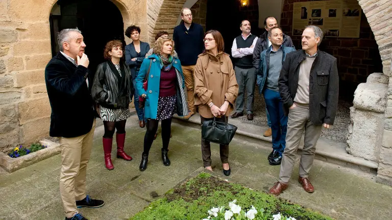 Los miembros de la Comisión de Hacienda del Parlamento visitan la Cámara de Comptos.
