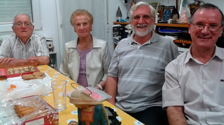 Santiago S&aacute;nchez (derecha), junto al agustino recoleto Miguel &Aacute;ngel Peralta, misionero durante muchos a&ntilde;os en la misi&oacute;n de L&aacute;brea, y sus padres, Juli&aacute;n y Luc&iacute;a.