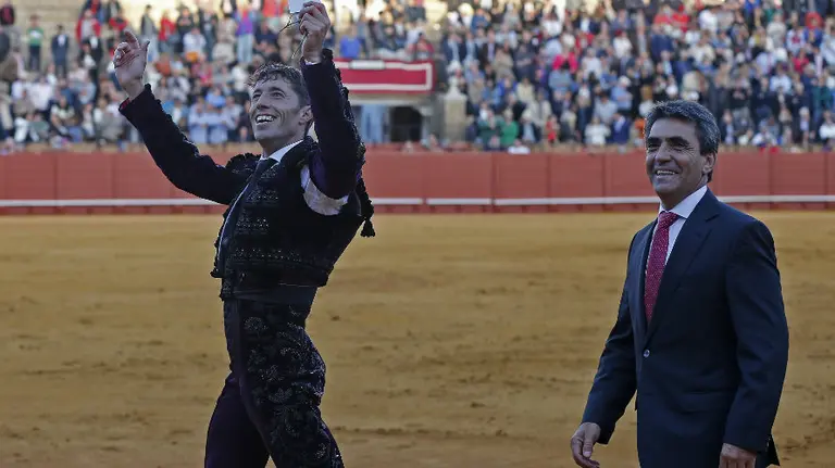 El matador de toros Manuel Escribano (i) junto al ganadero Vitorino Martín hijo tras conseguir el indulto de su segundo toro en la duodécima corrida de abono de la Feria de Abril hoy en la Real Maestranza de Sevilla. EFE/Jose Manuel Vidal