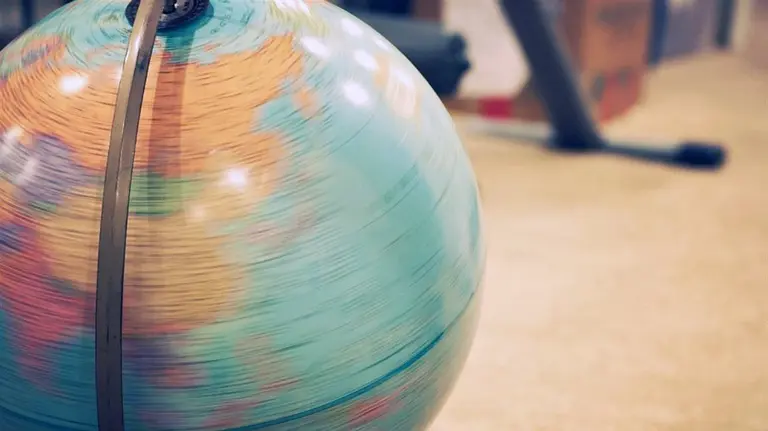 Miles de becas de estudio y trabajo llegan en el mes de abril.