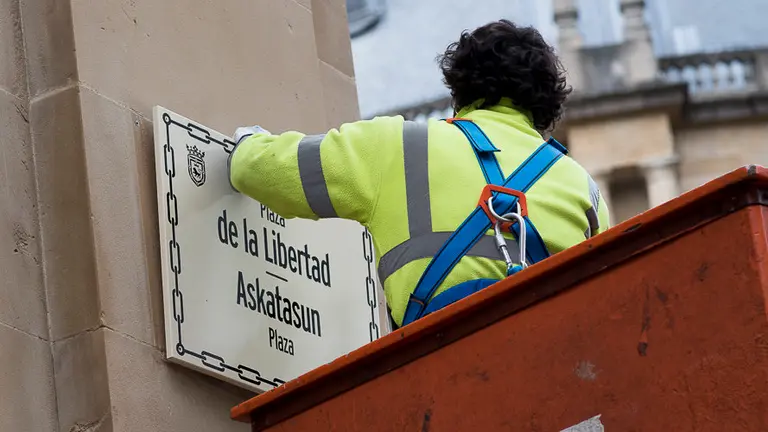El Ayuntamiento de Pamplona sustituye la placa de la plaza de Conde de Rodezno por la de _Plaza de la Libertad_, con la participación de asociaciones de familiares de fusil (14)