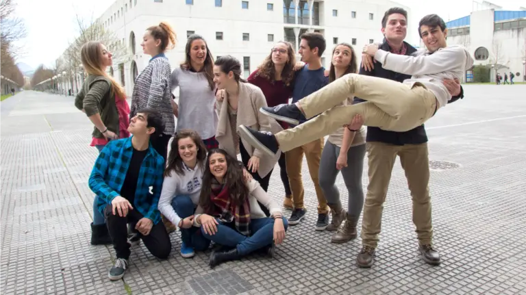 El Grupo de Teatro de la UPNA. De pie (de izq. a dcha.), Amaia Sarasa, Zuberoa García, Rosa Beúnza, Paula Morentin, Karen Errea, Álvaro Carceller, Maite Garín, Pablo de la Portilla y Santiago Jiménez. Agachados (de izq. a dcha.), Natxo Lapieza, Leyre Ayerra y María Bravo.
