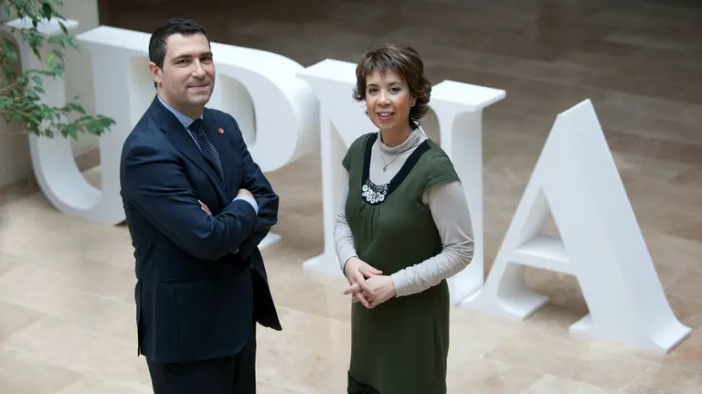 El vicerrector Hugo López y la profesora Cecilia Wolluschek, en la UPNA.