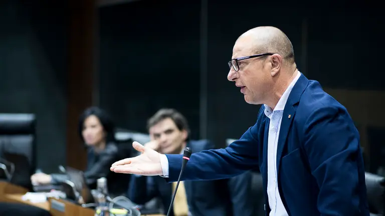 Carlos Gimeno de PSN-PSOE durante una intervención en el Parlamento de Navarra. PABLO LASAOSA