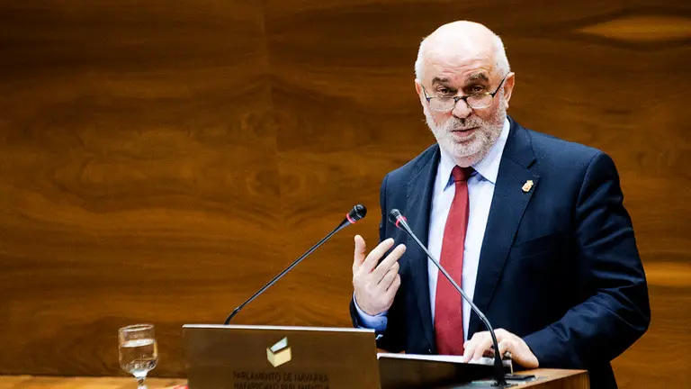 José Luis Mendoza, consejero de educación del Gobierno de Navarra, durante una intervención en el Parlamento de Navarra. PABLO LASAOSA