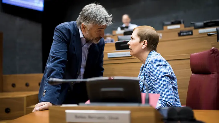 Koldo Martínez habla con la Presidenta del Gobierno de Navarra, Uxue Barkos. PABLO LASAOSA