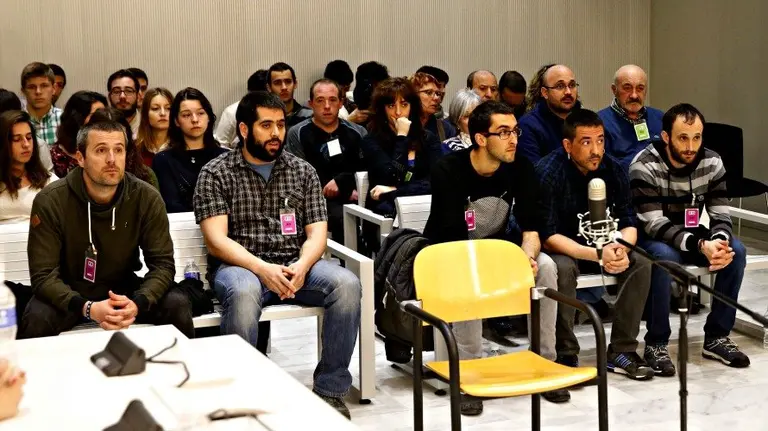 Los cinco navarros acusados de colaborar con ETA en el banquillo de los acusados. EFE. J.J. GUILLÉN