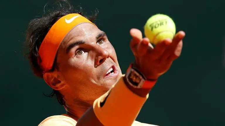 Rafa Nadal en un saque. Efe.