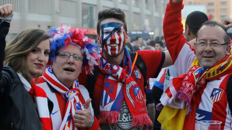 Aficionados rojiblancos en el exterior del Calderón. Efe.
