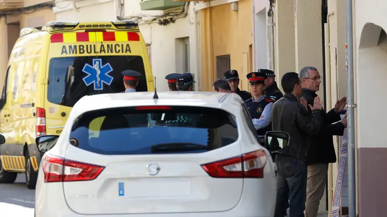 Los equipos de atención médica junto a varios Mossos d&#39;Esquadra, ante las puerta de una vivienda. CEDIDA