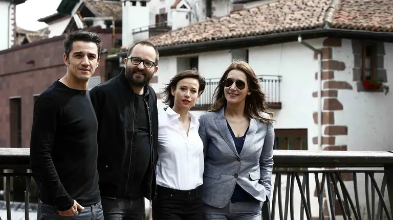 GRA373. ELIZONDO, 14/04/2016.- El director del largometraje de 'El Guardián Invisible', Fernando González (2i), acompañado por la escritora de la trilogía del Baztán, Dolores Redondo(d), la actriz Marta Etura (2d), que representa a la inspectora y protagonista Amaia Salazar y el actor Carlos Librado (i) 'Nene' que da vida a Jonan Etxaide, posan para los fotógrafos durante la presentación hoy de la película que se está rodando en la localidad navarra de Elizondo. EFE/Jesús Diges
