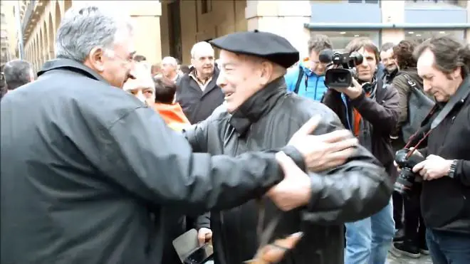 El hombre que ha insultado a parlamentarios de UPN y PP, junto a Joseba Asirón (Bildu)