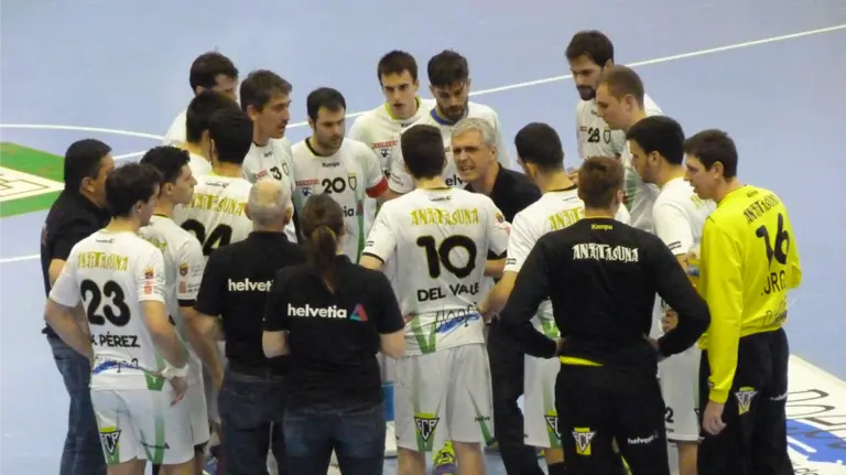 Juanto Apecechea habla con sus jugadores en un tiempo muerto