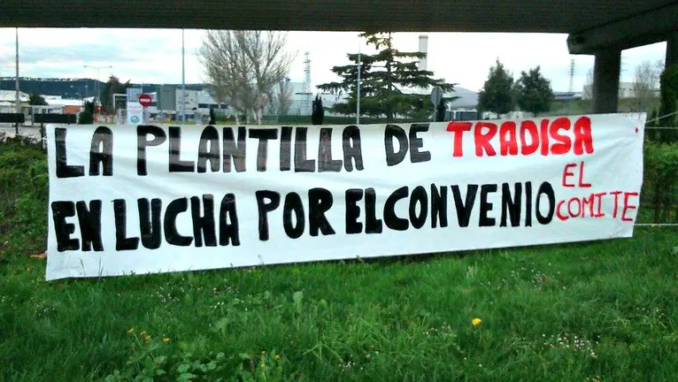 Pancarta de protesta de la plantilla de Tradisa. 