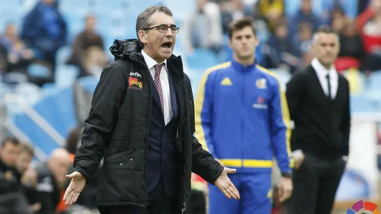 Fernando Vázquez en el banquillo balear. Lfp.