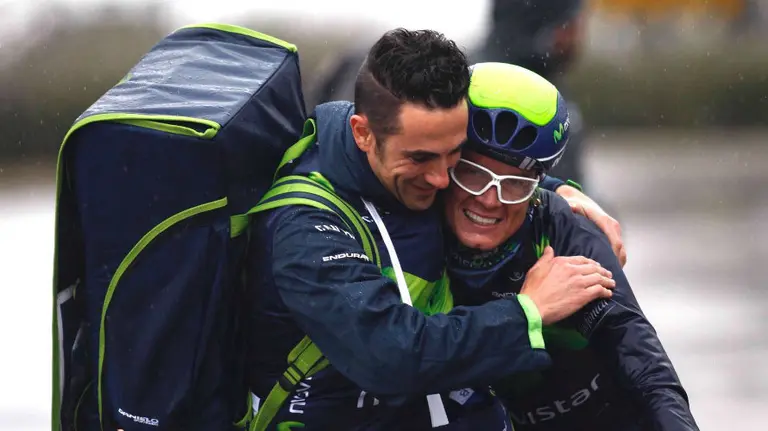 Betancurt es felicitado en la meta. Foto Movistar team.