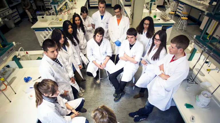 Clase en un laboratorio de la Escuela Técnica Superior de Ingenieros Agrónomos (ETSIA) de la UPNA.