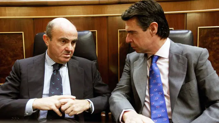 El ministro de Economía, Luis de Guindos, junto al exministro de Industria, José Manuel Soria, en el Congreso.  EFE