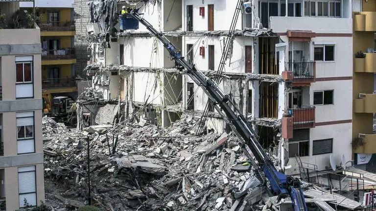 Continúan las labores de rescate en Los Cristianos (La Opinión).