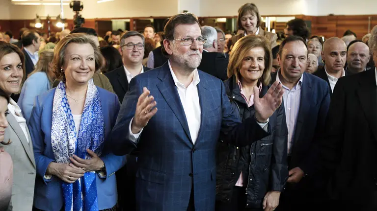 GRA146. ZARAGOZA, 16/04/2016.- El jefe del Ejecutivo en funciones y presidente del PP, Mariano Rajoy, acompañado por María Dolores de Cospedal (i), Luisa Fernanda Rudy (2i), y Fátima Báñez, entre otros, en la clausura de la convención que ha organizado hoy el partido en Zaragoza sobre el pacto por la Educación, uno de los cinco puntos sobre los que basaría un acuerdo de gobernabilidad. EFE/Javier Belver