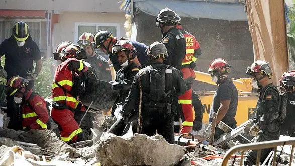 Tareas de recuperación de los cuerpos sepultados en el derrumbe. (La Opinión).