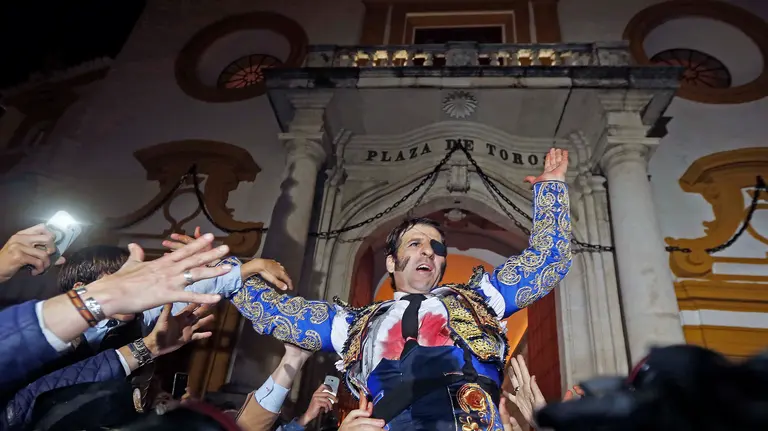 GRA413. SEVILLA, 16/04/2016.- El diestro Juan José Padilla sale por la puerta grande tras cortar tres orejas en la decimoquinta corrida de abono de la Feria de Abril de Sevilla celebrada hoy en la Maestranza. EFE/José Manuel Vidal