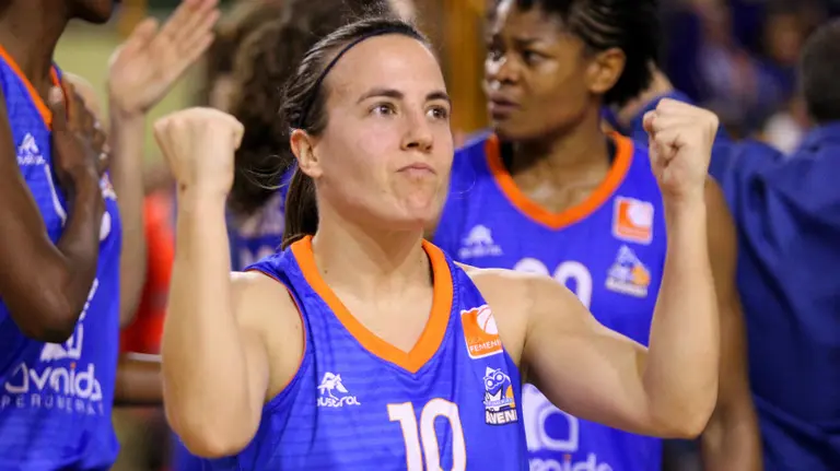 La navarra María Asurmendi celebra un triunfo con el Perfumerías Avenida salmantino. Feb.es