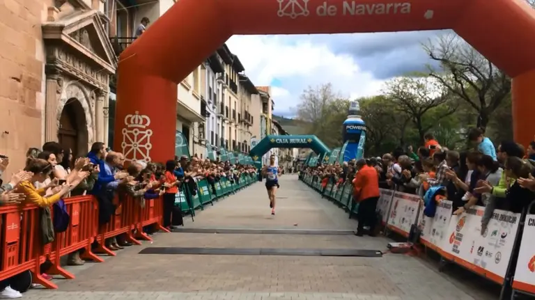 Javier Nagore en la meta de la Carrera Hiru-herri.