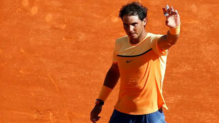 Rafa Nadal saluda tras su victoria. Efe.