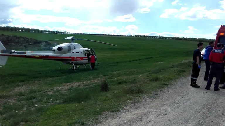Un momento del traslado y atenci&oacute;n del ni&ntilde;o herido en C&aacute;rcar.