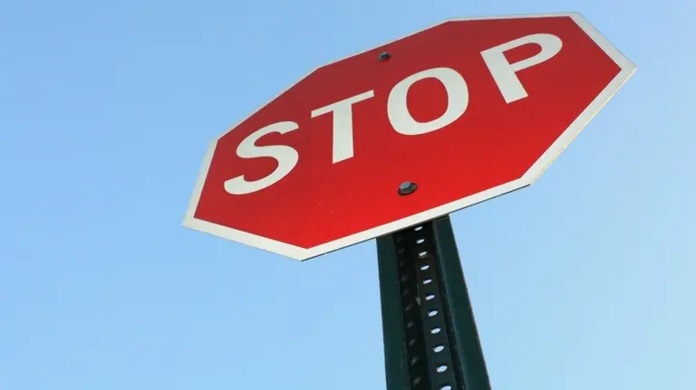 Mantenimiento de la señalización vertical en Pamplona. ARCHIVO