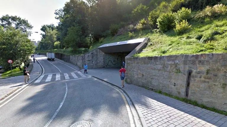 Acceso a los ascensores de Descalzos desde la Rochapea 2.