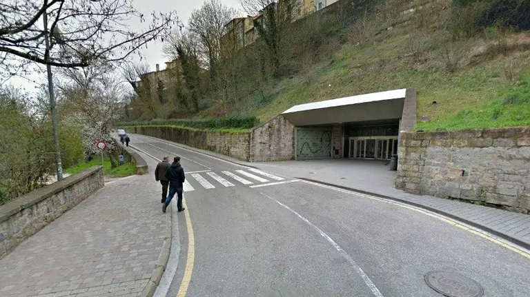 Acceso a los ascensores de Descalzos desde la Rochapea.