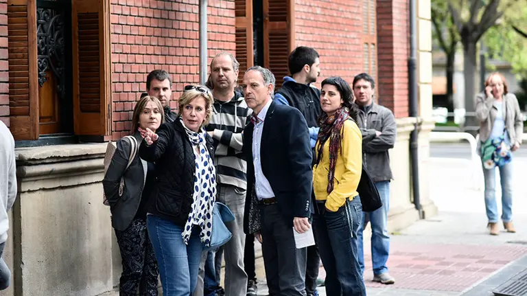 Los detenidos por injuriar a la Guardia Civil salen de la comisaría de Pamplona. PABLO LASAOSA (2)