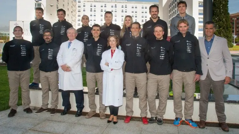 :  Equipo #AcciónTitan (de izquierda a derecha): Fila de arriba: Raul Churruca, Jesús Saénz, Daniel Álvarez, César Álvarez, Maria Yoldi, Ricardo Pérez Merino, Eliott Nuin. Fila de abajo: Diego Aisa, Gorka Astiz, Dr. Calabuig (cardiólogo), Francisco Javier Sáinz, Neus Vila (dietista), Sergio Campo, Jorge de Esteban, Ricardo Abad y Pruden Indurain.