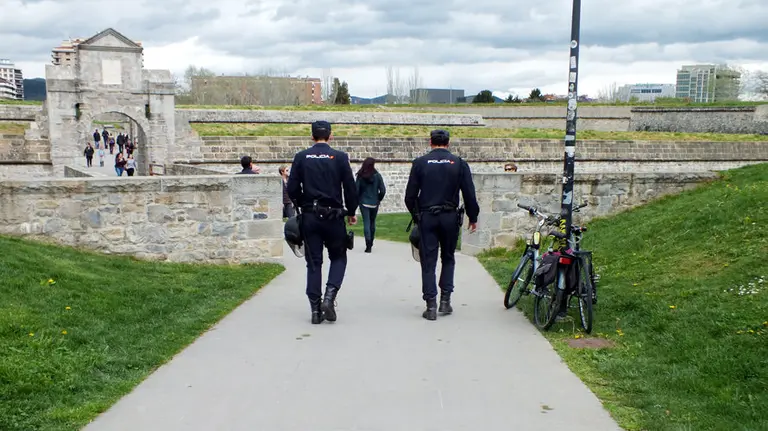 Policía nacional en La Vuelta del Castillo de pamplona.S. REDíN