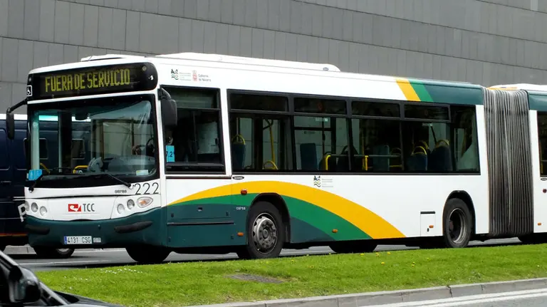 Villavesa circulando por la avenida del Ejército. S.Redín