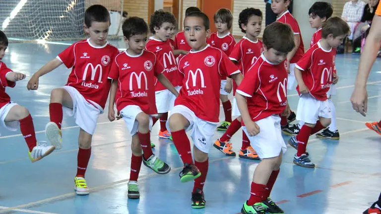 Sesión de estiramientos que se ha llevado a cabo para los niños de la Escuela de la Fundación Ribera Navarra.