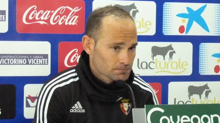 Nino en la sala de prensa de Tajonar.