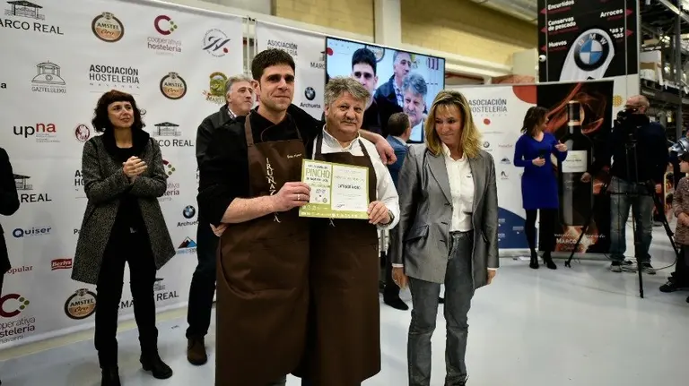 El Iruñazarra, recogiendo el premio oro.