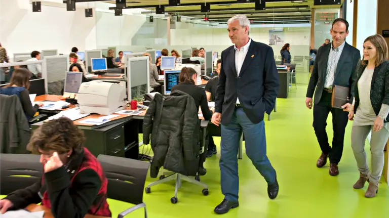 El consejero Aranburu y el director de Hacienda, Luis Esáin, han visitado la oficina de Hacienda de la calle Esquíroz de Pamplona.