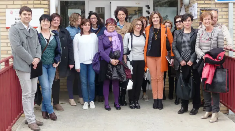 Parlamentarias, sanitarios y el Alcalde de Lodosa ante el Centro de Salud.