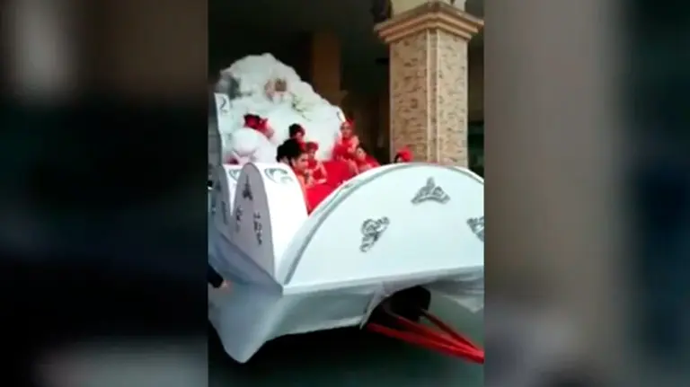 La carroza en la que se desplazaba la novia con las damas de honor a la Iglesia. YOUTUBE