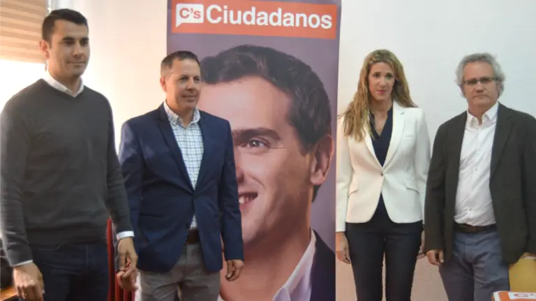Carlos Aguado, secretario Ciudadanos Ribera de Navarra; José Antonio Jiménez, coordinador Ciudadanos Ribera de Navarra; Ruth Goñi, Delegada Autonómica Ciudadanos Navarra;