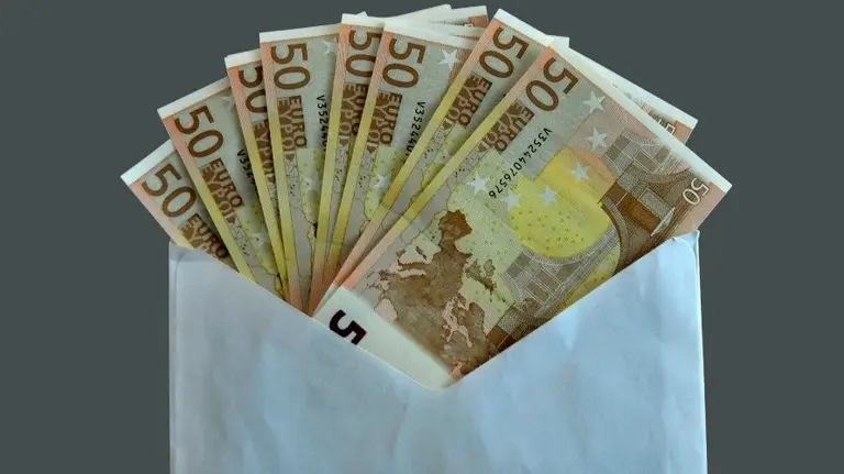 El sobre lo había perdido un hombre que acababa de cobrar los servicios prestados en casa de algún cliente.