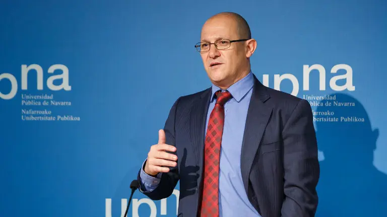 Fernando Carbajo, profesor de la Universidad de Salamanca, en la charla de la UPNA.