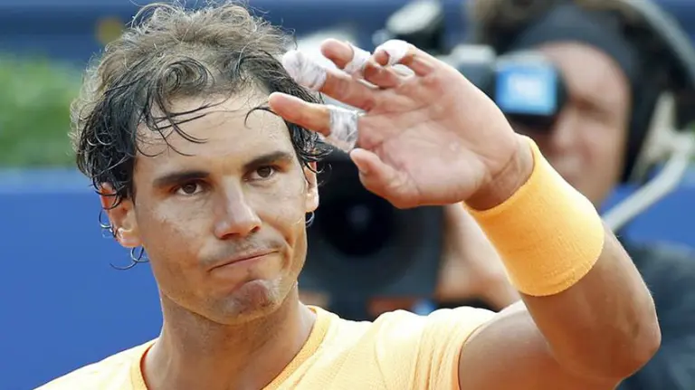Rafa Nadal saluda tras la victoria. Efe.